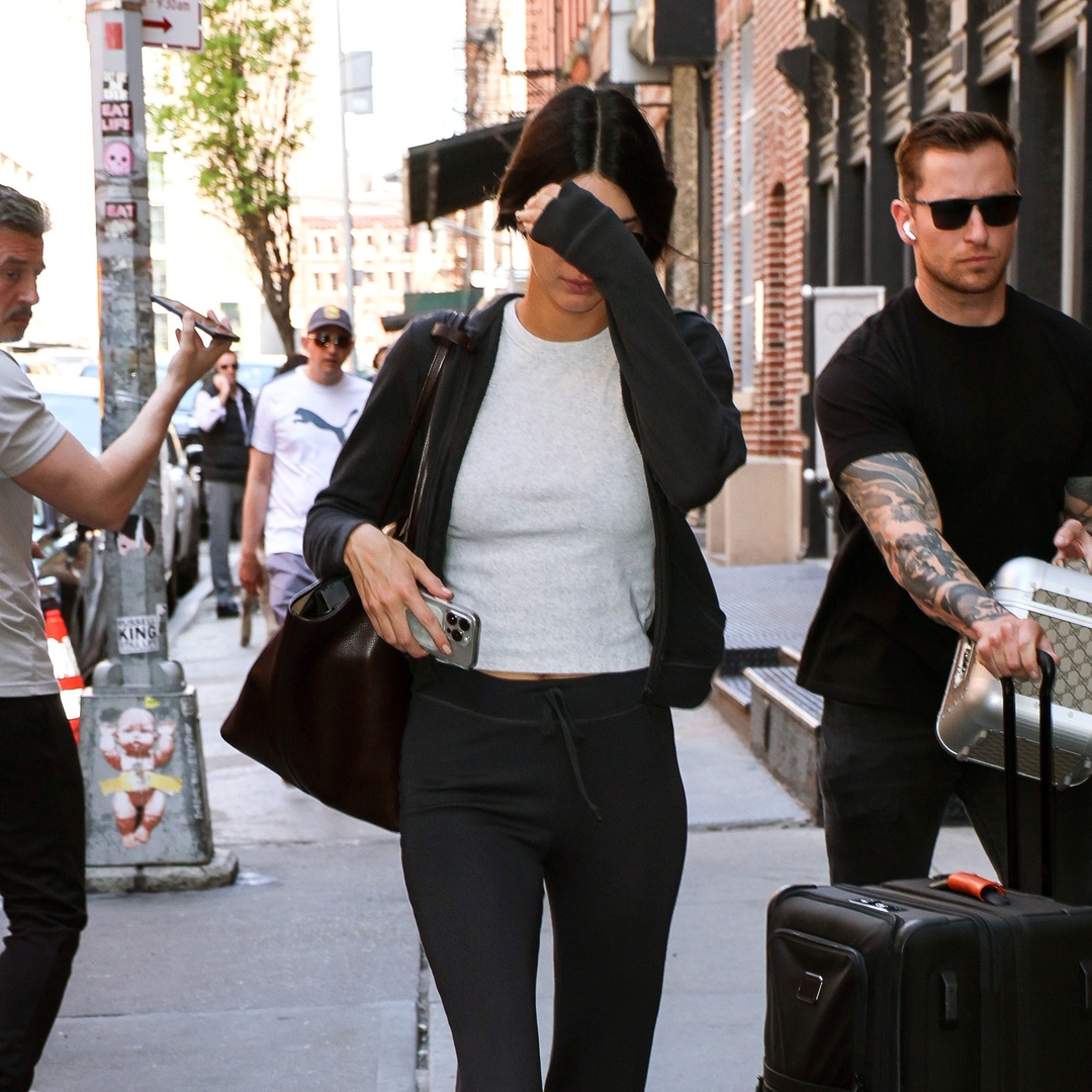 Kendall Jenner spotted leaving a hotel in the heart of Manhattan

More images at: gawby.com/photos/248844

#KendallJenner #ManhattanHotel #CitySightings #CelebritySpotting #NYCFashion #ModelLife #BigAppleLiving #ManhattanMoments
