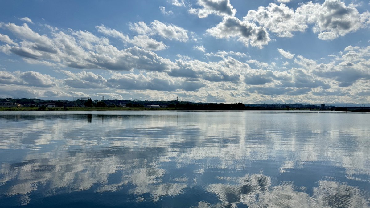 空が川面に写り込んでいるよ☺️🎉 #多摩川