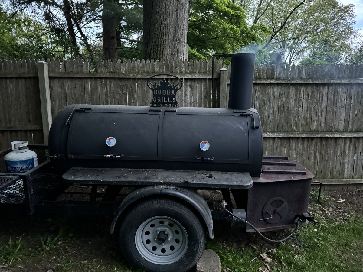 johnbeal23's tweet image. Who wants some damn good bbq? Testing to see how then market is to start up my business of smoked brisket. Ribs, pork butts - anything is possible with the help of all of you🙏🏼🔥😋jbeal1980@gmail.com hit me up if you’d like to see more! Lake county Ohio Local Tavern Fish Bar!