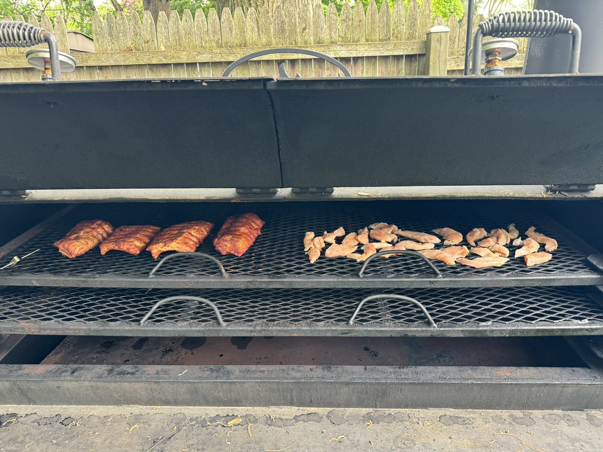 johnbeal23's tweet image. Who wants some damn good bbq? Testing to see how then market is to start up my business of smoked brisket. Ribs, pork butts - anything is possible with the help of all of you🙏🏼🔥😋jbeal1980@gmail.com hit me up if you’d like to see more! Lake county Ohio Local Tavern Fish Bar!