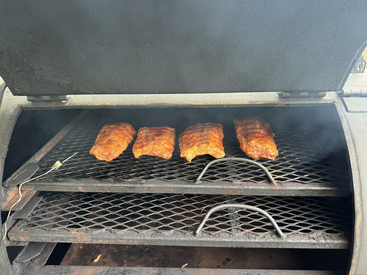 johnbeal23's tweet image. Who wants some damn good bbq? Testing to see how then market is to start up my business of smoked brisket. Ribs, pork butts - anything is possible with the help of all of you🙏🏼🔥😋jbeal1980@gmail.com hit me up if you’d like to see more! Lake county Ohio Local Tavern Fish Bar!