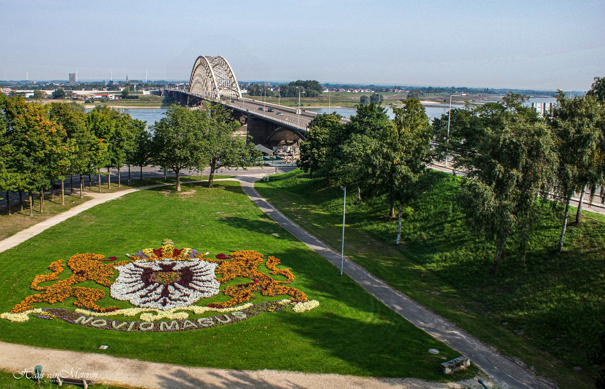 Bloemenwapen, aan de voet van de Belvedère, aanvankelijk een hoektoren in de derde stadsomwalling.
 
Novio = nieuw, magus is Keltisch voor markt: nieuwe markt vanaf 69 n.Chr. (Bataafse opstand waarbij het Oppidum Batavorum in brand werd gestoken)  in het huidige #Nijmegen-west