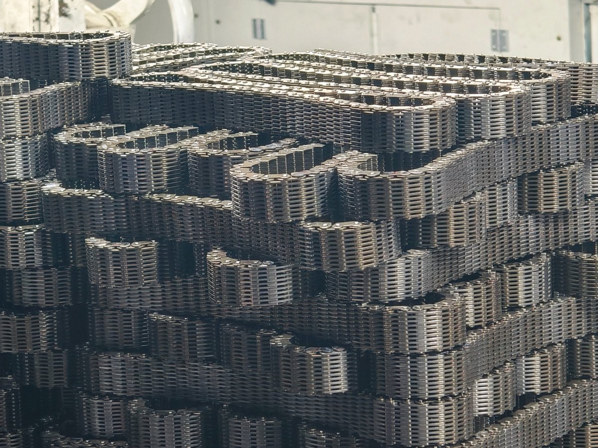 hengjiuchains's tweet image. In some #fourwheel drive #vehicles, the #transfercase #chain plays a key role in distributing the power output from the #transmission to each drive axle, ensuring the stability of the power input of each drive axle.
#Hengjiu #silentchain #toothedchain #automobile #manufacturing