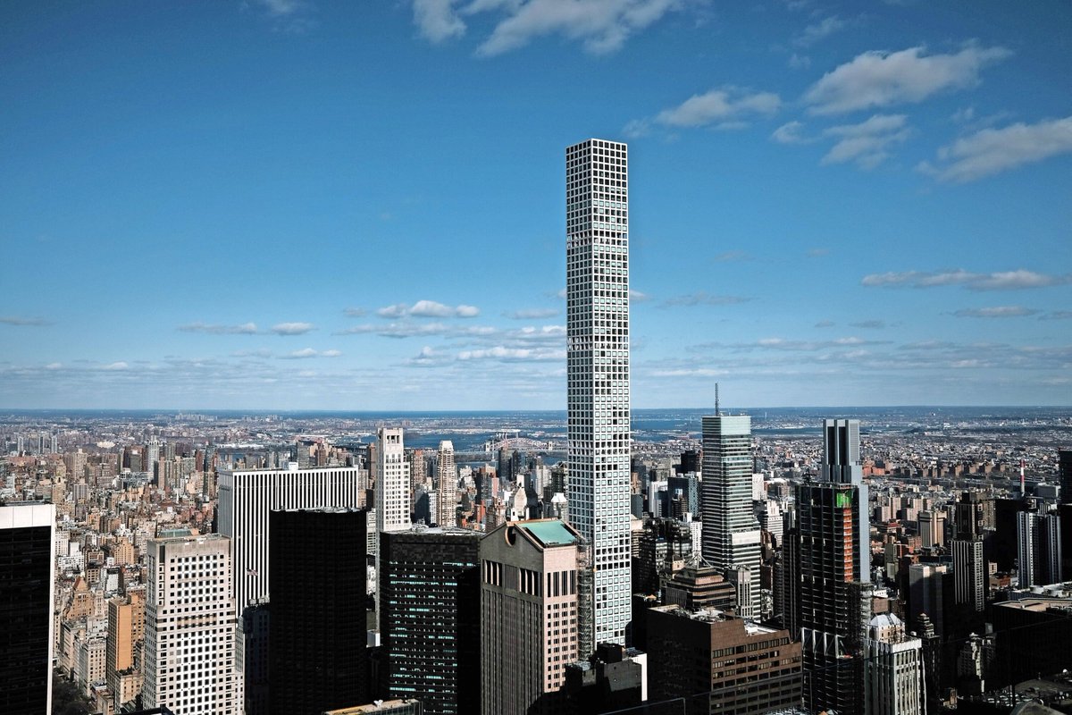 Nueva York se ha llenado de rascacielos colosales e hiperesbeltos que suponen un reto estructural. 

Y sin embargo, están medio vacíos. Y no es porque (quizá) tengan algún problema constructivo.

En #LaBrasaTorrijos redux, la belleza y la trampa de los ultrarrascacielos.
🧵 ⤵️