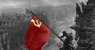 Hoy, en 1945, el Ejército Rojo tomaba Berlín y consumaba la derrota del fascismo. 1800 km de Moscú a Berlín. La mitad de las personas muertas fueron soviéticas, 27 millones. Gloria a los hombres y mujeres antifascistas que lucharon contra la ignominia. #DiaDeLaVictoria
