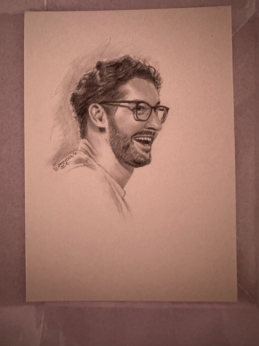 I'm stunned at how good this miniature pencil drawing @IsobelHardy4 did for me of #TomEllis. Thank you so much ❤️