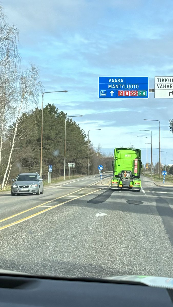 NuorVihtori's tweet image. #vt8 ja #vt23 yhteisosuus Pori-Noormarkku olisi pikimmiten hyvä muuttaa nelikaistaiseksi. 

Kipeämmin kuin esim. #vt5 Leppävirta-Kuopio, minkä alueella liikennettä max n. 6700 🚘/vrk. Sinne ollaan jopa moottoritietä rakentamassa.

Täällä taas liikennettä n. 11-19 000 🚘/vrk!