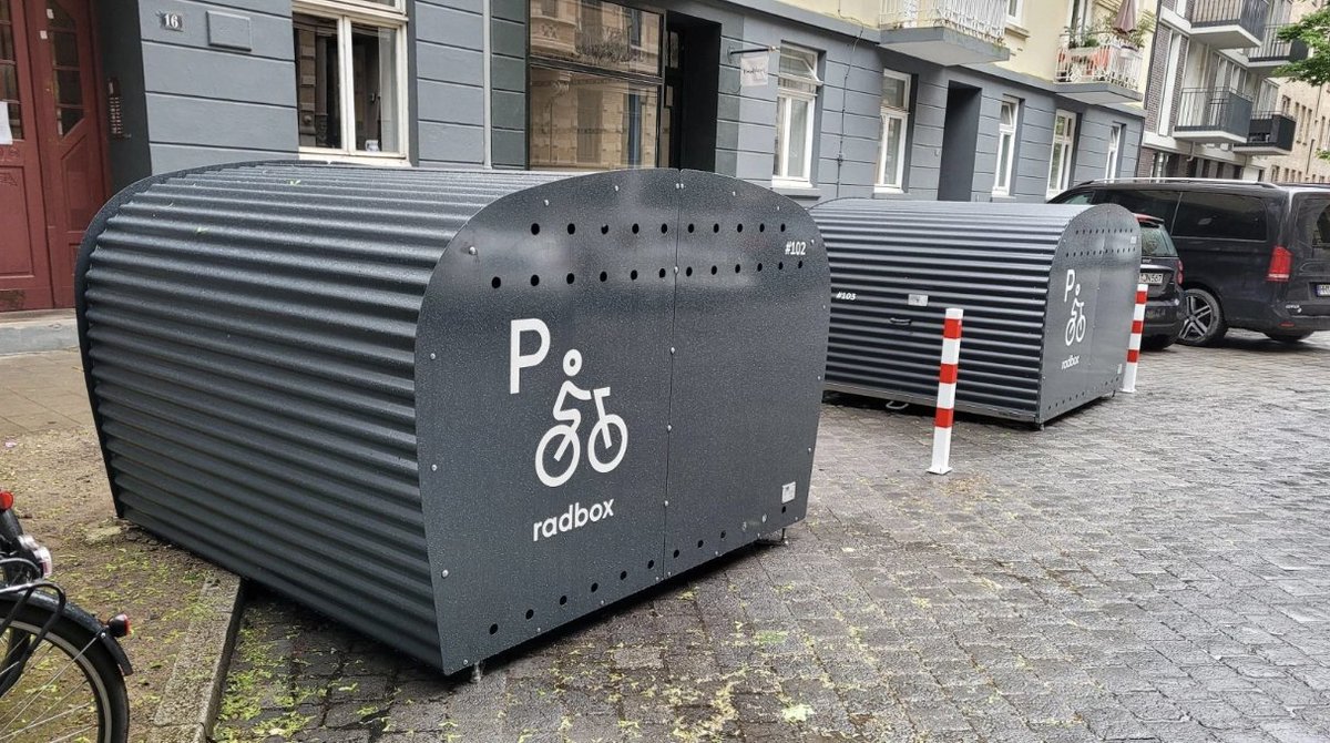 In Hamburg werden jetzt neue Fahrradboxen, zum wetterfesten & diebstahlsicheren Abschließen von Fahrrädern für Anwohner installiert. Wo früher 3 Autos parkten, können hier nun 12 Fahrräder verstaut werden. Eine tolle Maßnahme, die sich hoffentlich in ganz 🇩🇪 durchsetzen wird😊