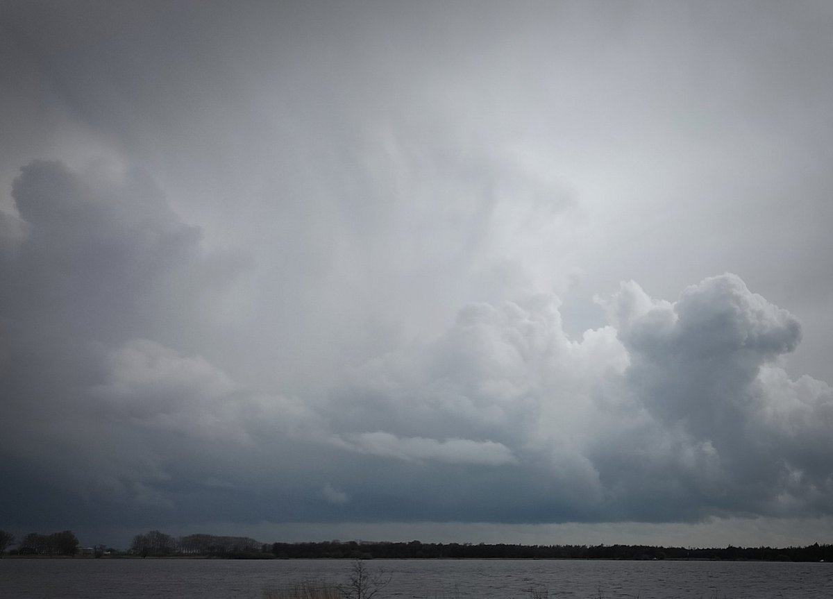 #mei_nmooistefotos met @bosw8er_jochem Dag 9. Imposante wolken boven het Schutsloter Wijde. #wolken