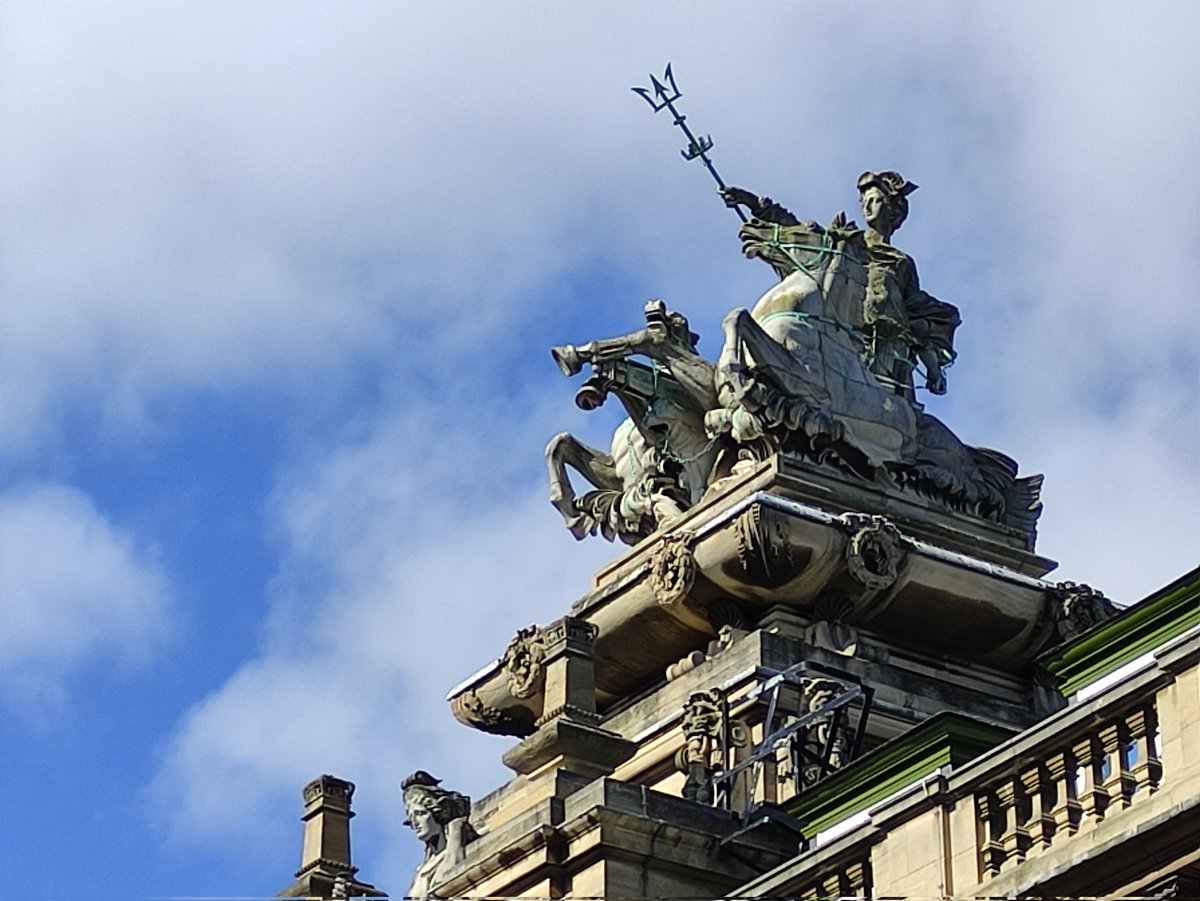 Looks like the weather's going to be lovely this weekend -  ideal for an Old Town guided walk! 🌞😎 Join Mike Rymer on Friday (10th) or myself on Saturday and Sunday at 2pm from Queen Victoria statue @£5 person. All welcome! #MustBeHull