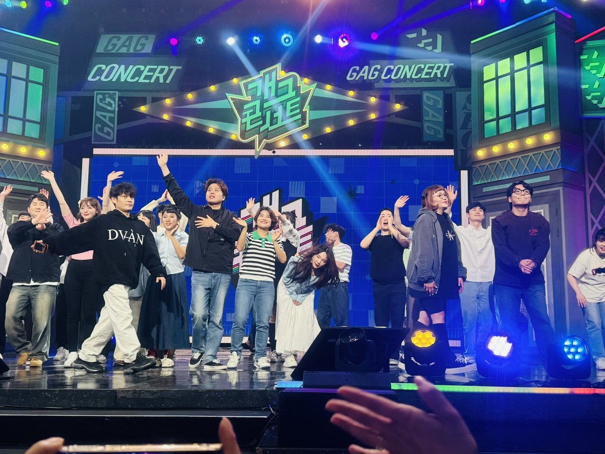 ppassa's tweet image. 귀한 #개그콘서트 입장권을 얻게 되어서 어제 보고왔다. 

어떻게 1주일만에 이런 기발한 내용을 짜고, 소품을 준비하고, 연기까지 완벽하게 할까. 

코미디언들은 얼마나 빡세게 사는것인가.