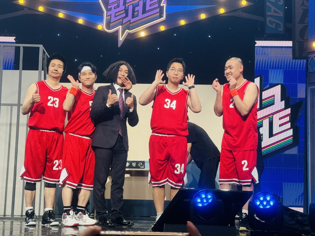 ppassa's tweet image. 귀한 #개그콘서트 입장권을 얻게 되어서 어제 보고왔다. 

어떻게 1주일만에 이런 기발한 내용을 짜고, 소품을 준비하고, 연기까지 완벽하게 할까. 

코미디언들은 얼마나 빡세게 사는것인가.