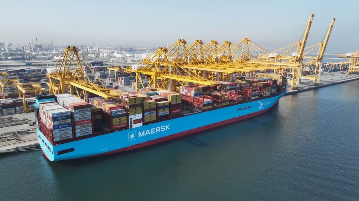 🌍🚢 Ane #Maersk, the world's 1st large methanol-enabled vessel, docked in #Dubai at @DP_World, Jebel Ali! Sailing between Asia and Europe on the AE7 string, she's pioneering a sustainable future. Read more here👉spkl.io/60194NWMW 💚 #AneMaersk #DubaiPort #NetZero