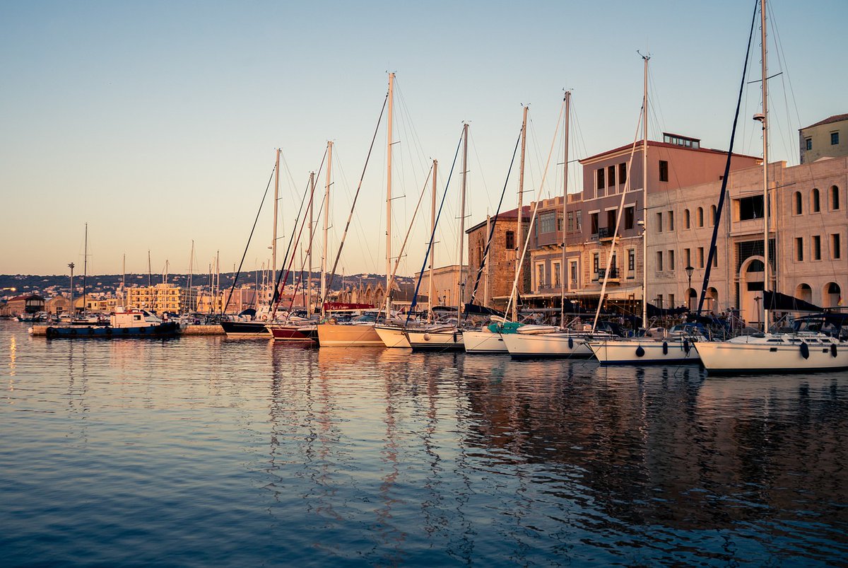 Chania, a Cretan treasure bathed in sunlight with easyJet, twice a week! Vibrant alleyways, a picturesque port and palpable history around every corner. Immerse yourself in the warm atmosphere of this characterful Greek city.