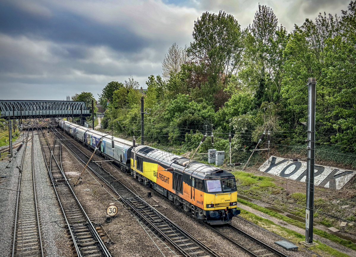 Colas Railfreight liveried 60056 passes under the Holgate bridge just outside York. The train heads south with 6H12, the biomass from Tyne Coal Terminal to Drax.
#Class60 #Tug #ColasRailfreight  #York #Trainspotting