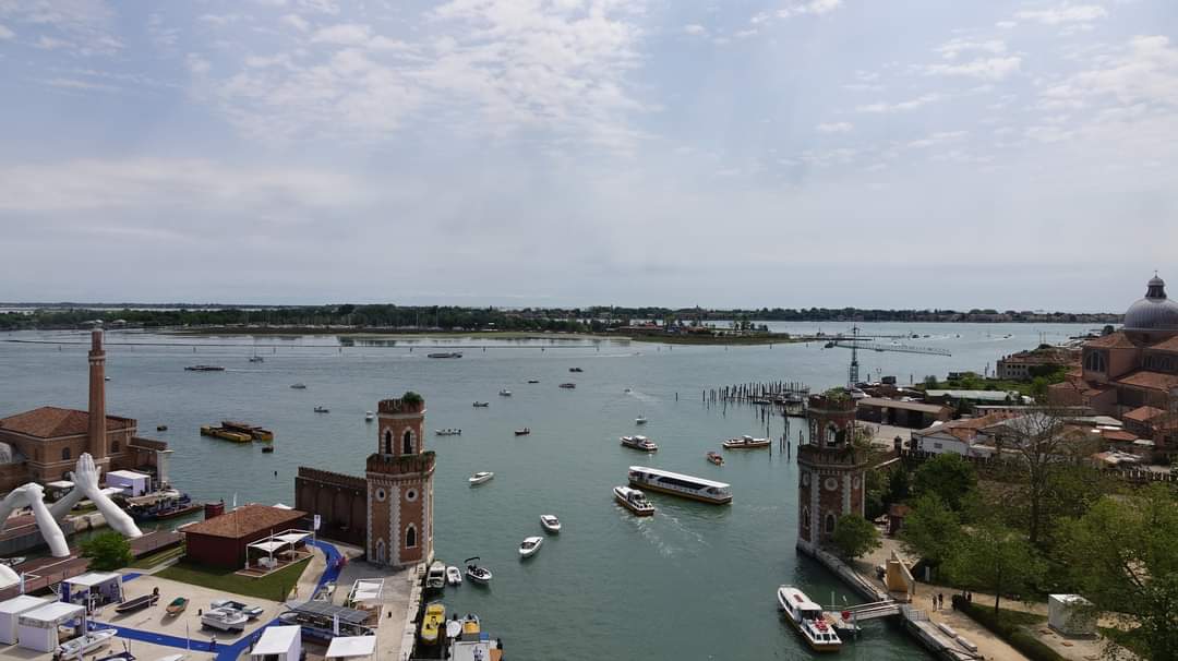 Simone Venturini (@simonventurini) on Twitter photo #VENEZIA • Le grandi mani di <a href="/artistlorenzo/">Lorenzo Quinn</a> all'Arsenale!
In queste ore, nel 2019, si tagliava il #nastro dell'opera #BuildingBridges mentre Andrea Bocelli intonava "Con te partirò".
Sono 6 i "ponti" di #mani a indicare altrettanti valori universali come amicizia e amore. #VENEZIA • Le grandi mani di <a href="/artistlorenzo/">Lorenzo Quinn</a> all'Arsenale!
In queste ore, nel 2019, si tagliava il #nastro dell'opera #BuildingBridges mentre Andrea Bocelli intonava "Con te partirò".
Sono 6 i "ponti" di #mani a indicare altrettanti valori universali come amicizia e amore.