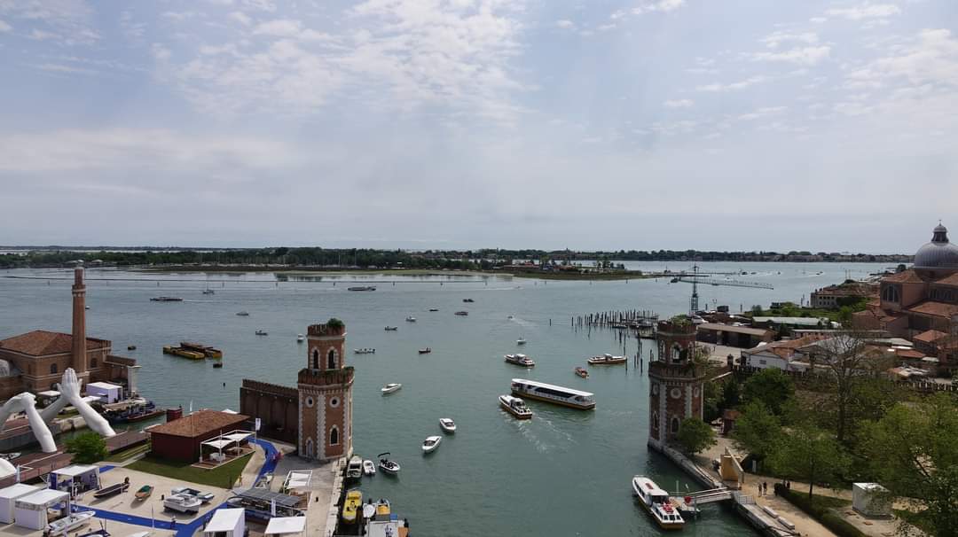 #VENEZIA • Le grandi mani di @artistlorenzo all'Arsenale! In queste ore, nel 2019, si tagliava il #nastro dell'opera #BuildingBridges mentre Andrea Bocelli intonava 'Con te partirò'. Sono 6 i 'ponti' di #mani a indicare altrettanti valori universali come amicizia e amore.