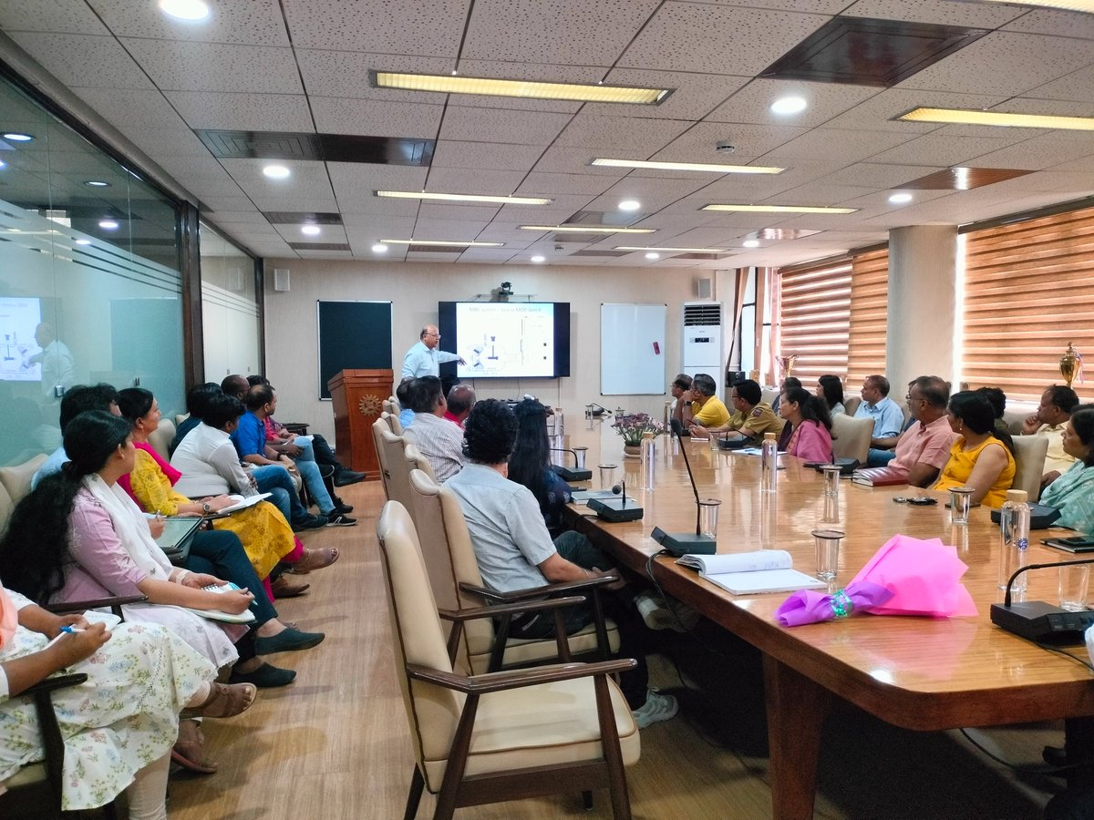 Prof. Subhananda Chakrabarti, @iitbombay delivered a riveting lecture @CSIR_CSIO on 'Development of Indigenous Semicon-based Thermal Imaging Technologies.' A fruitful interaction with our scientists opened doors for collaborations in semicon advancements @CSIR_IND @MicronTech