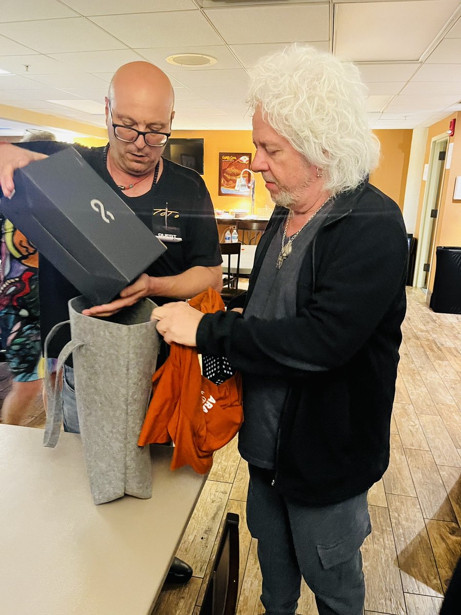 tomokazkawamura's tweet image. 遂にTOTOのギタリスト、スティーヴ・ルカサー氏の元にOne Control BJF-S100が！とても喜んでくれました。
後ほど自宅スタジオでテストの後感想を聞かせてくれるそうです。楽しみです！
#OneControl
#BJFS100
#スティーブ・ルカサー
#SteveLukather
#TOTO