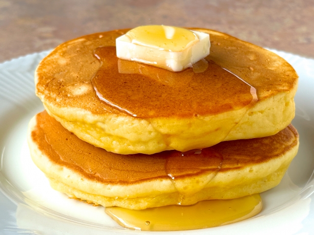 次回は… 🥞「厚焼きホットケーキの世界」🍴 皆さんはぎっしり系とふわふわ系どちらが好みですか？ ぜひ引用リポストで教えてください💗 私はぎっしり！満足感！そんなホットケーキが大好きです🧸✨