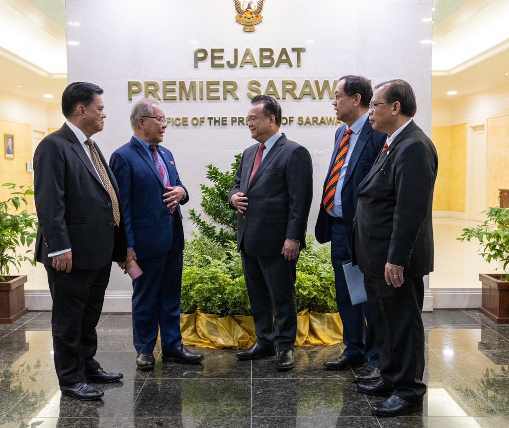 Mengadakan pertemuan bersama YAB Premier Sarawak, Datuk Patinggi Tan Sri (Dr) Abang Johari Tun Openg dan Timbalan Premier Sarawak, YB Datuk Amar Douglas Uggah Embas di Kuching Sarawak sebentar tadi.