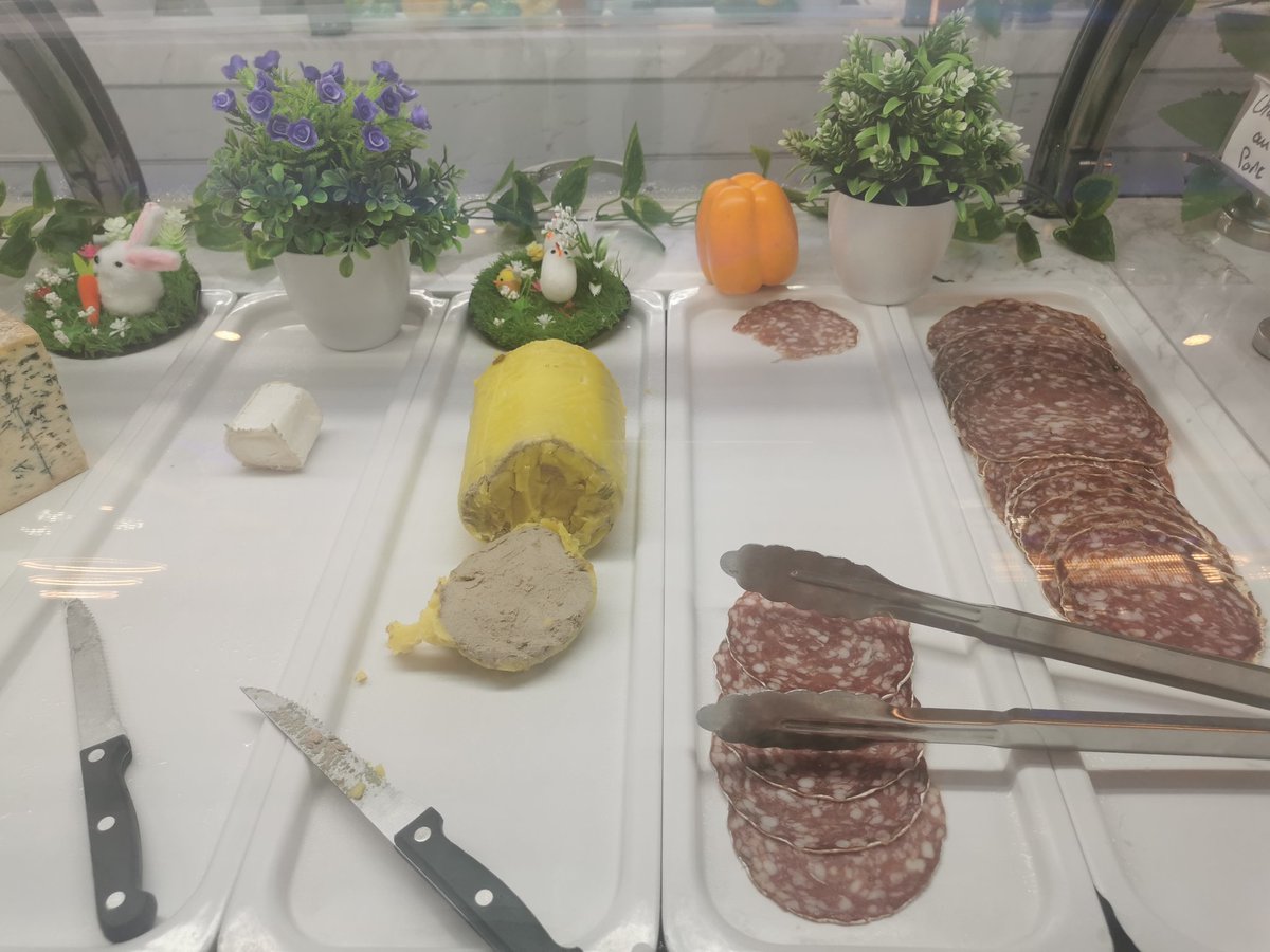 Badalssim's tweet photo. Je peux plus m'arrêter de tester les néo buffets à volonté "asiatiques" même si je commence à me lasser de la médiocrité des raviolis et bouchées vapeur. À chaque fois une nouvelle déception.
#FoodPop #CommercePop https://t.co/Kd6InXQoYx