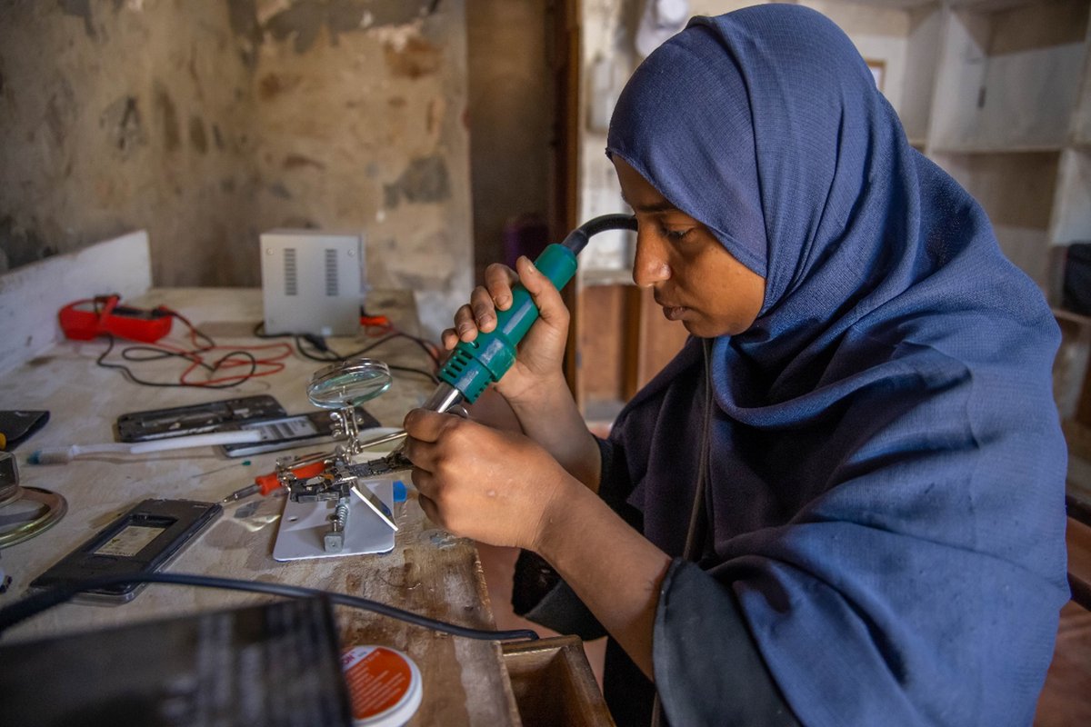 UNDPYemen's tweet photo. الشراكة هي الحل🔑❤️

يعمل @UNDP و #الاتحاد_الأوروبي 🇪🇺 معًا لدعم اليمن من خلال تعزيز صمود المجتمع، السلام، والتنمية المستدامة.

إقرأ المقال كاملاً ⬇️https://t.co/xPcU1h7iUQ
#EuropeDay #UNDPEUpartnership20 https://t.co/s9Y1N2x7KN