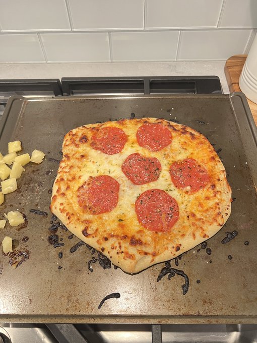 Pizza night 😈😈 https://t.co/8QWrxeqDbE