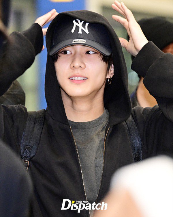 Jungwon of ENHYPEN photographed at an airport recently.