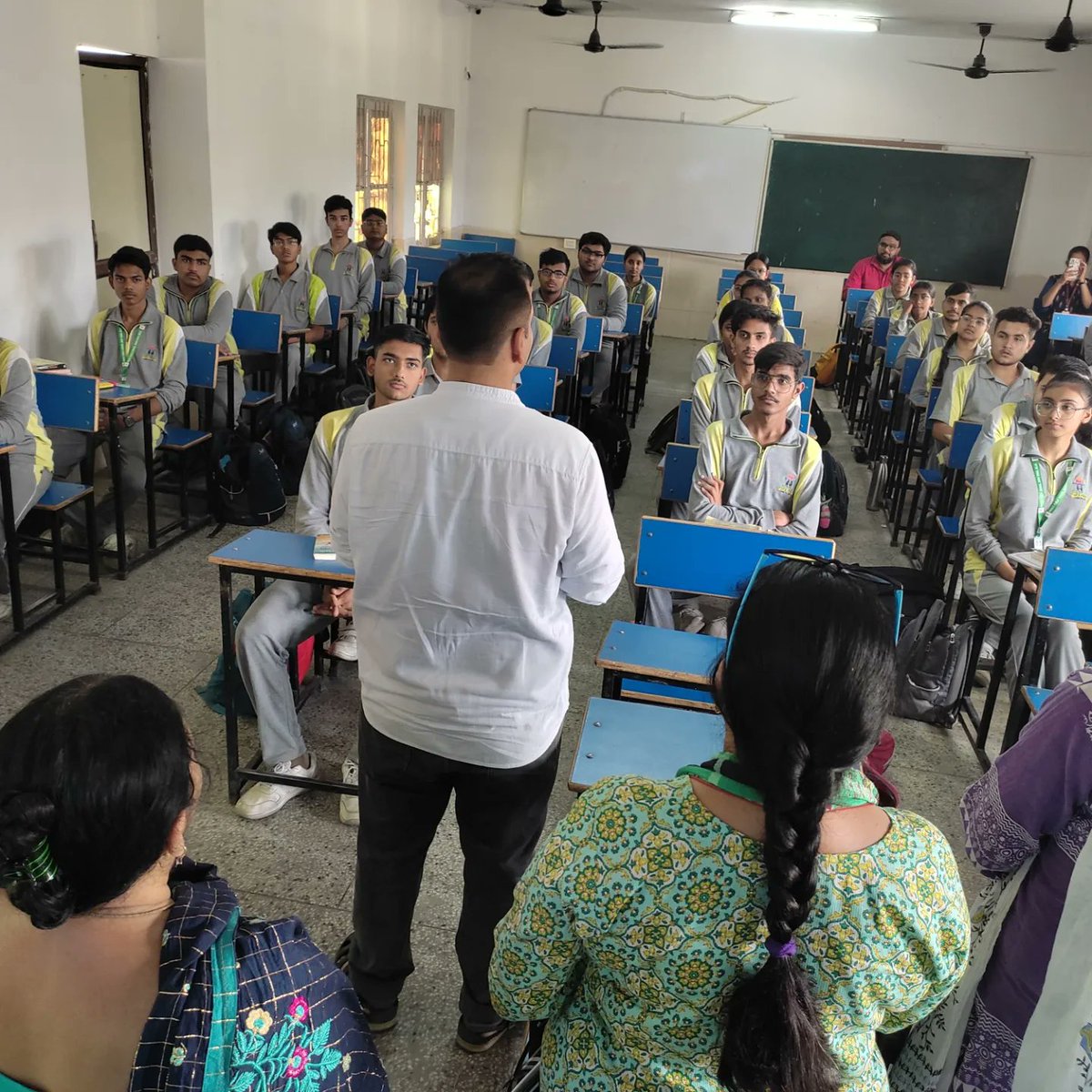 Sveep activity conducted by nodal official of AC 6 Rithala at Prince Public School Rithala. The students and teachers were encouraged to vote on 25 may 2024 and were also made aware of the facilities provided for them at their nearest polling stations. @CeodelhiOffice @ECISVEEP
