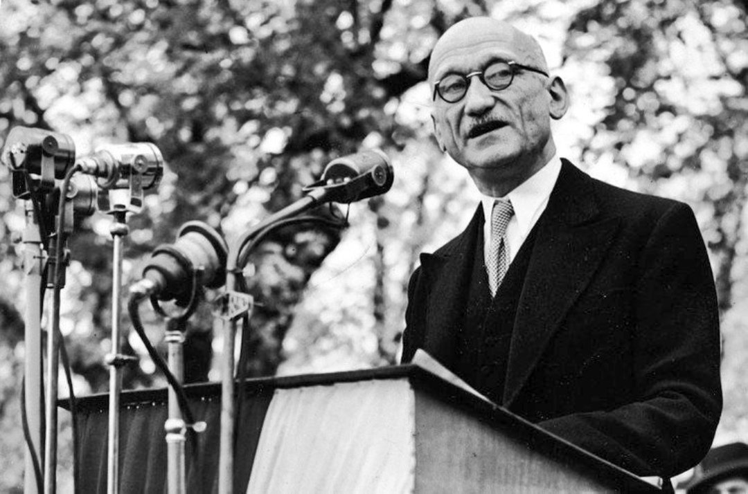 #FESTAdellEUROPA 🇪🇺 

Il #9maggio 1950 il francese Robert Schuman presenta il Piano di cooperazione economica che segna l’inizio del processo d’integrazione europea: tramite la condivisione delle risorse tra i popoli europei si scongiurava ogni possibile nostalgia militarista.