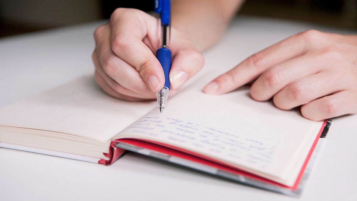 Continuez d’écrire à la main. L’#écriture manuscrite est une opération neuromotrice complexe qui stimule votre #cerveau et combat l’#arthrite. Elle favorise l’esprit de synthèse, facilite la mémorisation des lettres, des mots et des nombres, ce qui améliore votre façon de #lire.