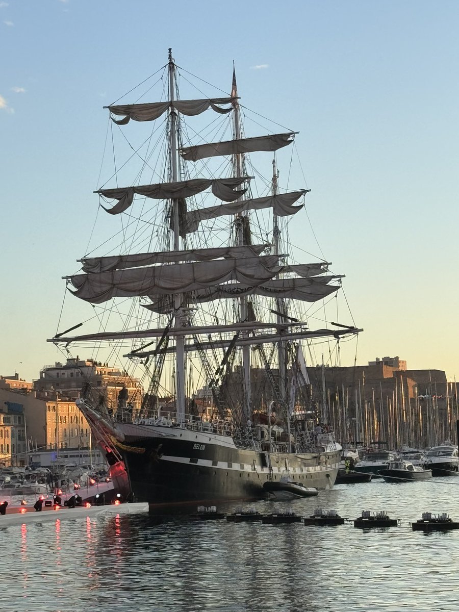 De passage à Marseille, j' ai pu avoir la chance d'assister à l'arrivée de la flamme olympique, qui était tout simplement #fantastique.
Organisation: 200%
Sécurité: 200%
Ambiance: 200%
Les #Jeuxolympiques2024 commence très très bien.

OSCO 🇫🇷!!!

🇬🇦
<a href="/EmmanuelMacron/">Emmanuel Macron</a> <a href="/BenoitPayan/">Benoît Payan</a>