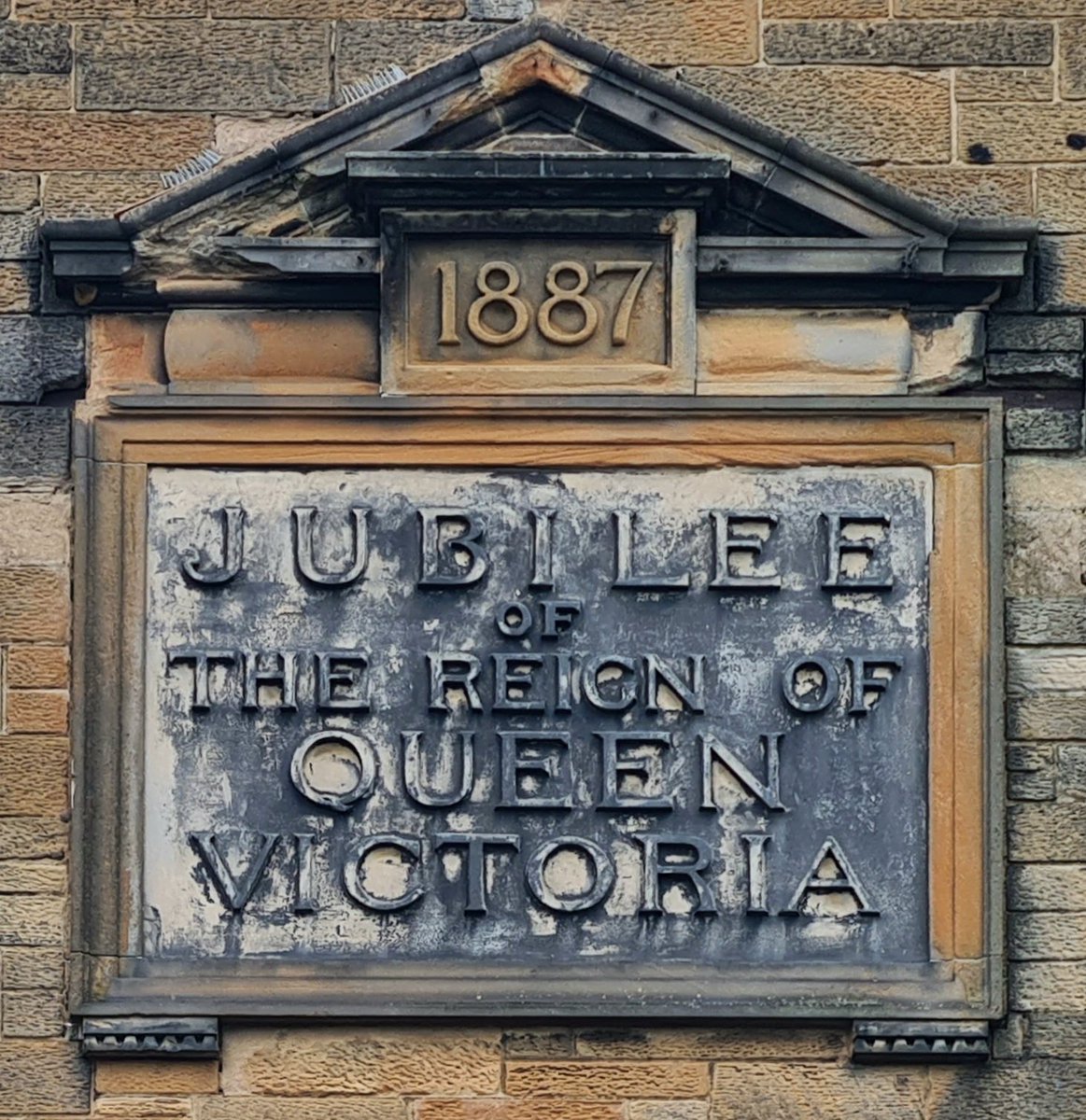 Queen Victoria 1887 Jubilee plaque on the side of the former Kelvinhaugh Primary School on Sandyford Street in the West of Glasgow. #glasgow #architecture #glasgowbuildings #oldschool #kelvinhaugh #plaque #queenvictoria