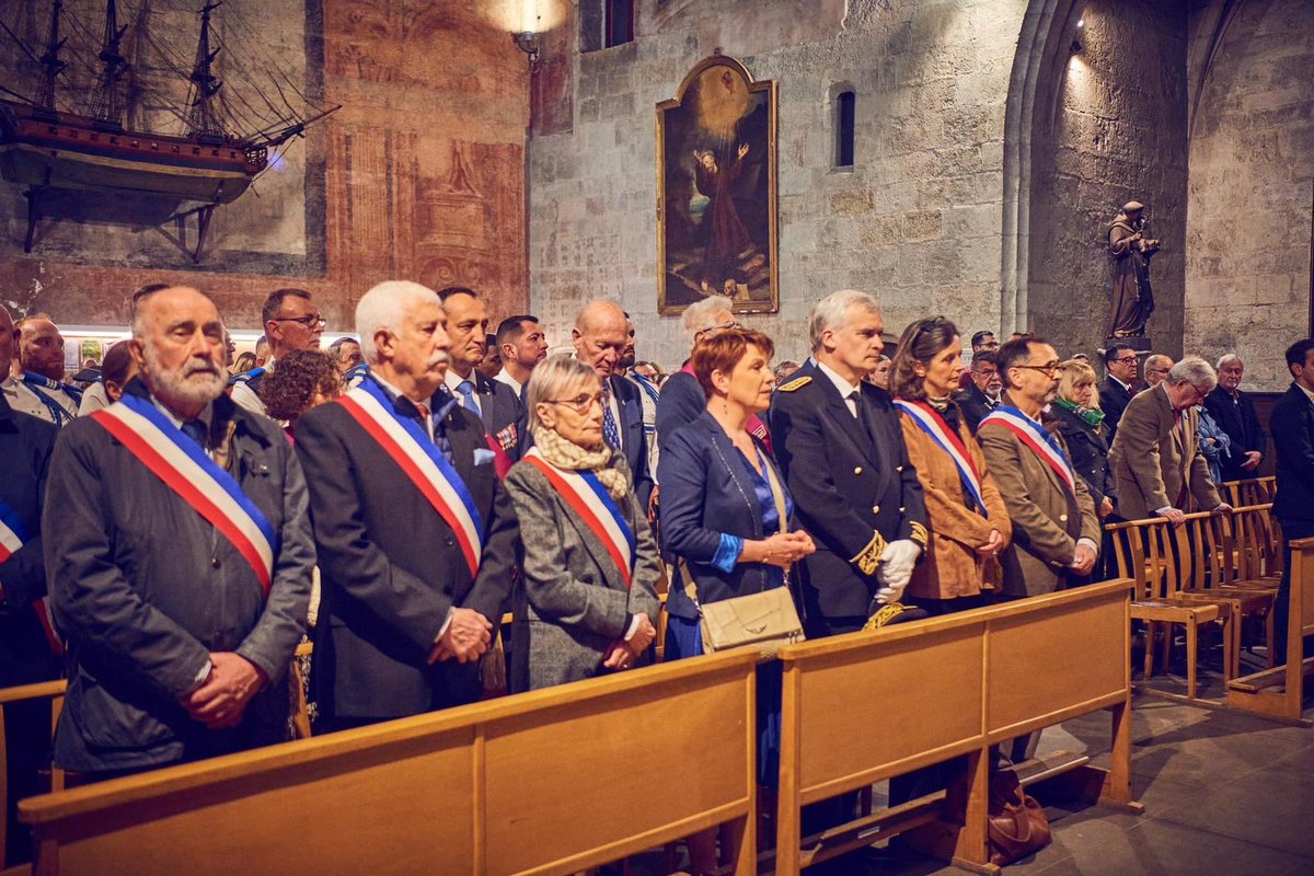 Une image édifiante de la laïcité à Béziers. Députée, maire, ss préfet à la messe avant la cérémonie du 8 mai.
@nicolasmassol1 @MLBeziers @pierre_plottu @anniemenras @ncadene @pgraulle @marineturchi @AntoinePerraud