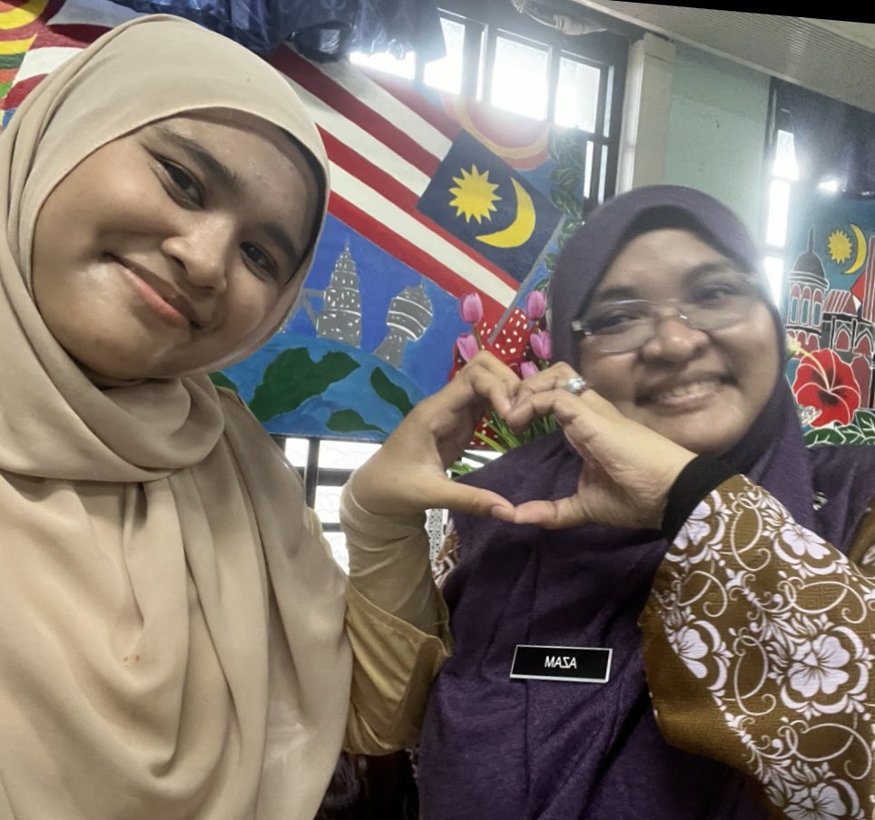 Eid Celebration at my school. 🎉

However I had an online conference. 💻🎧
Perfect timing, right? 🤨

The only one students who came and sent me some Eid food and of course we took selfies!
Thanks Raudhah! 🥰

#EidCelebration