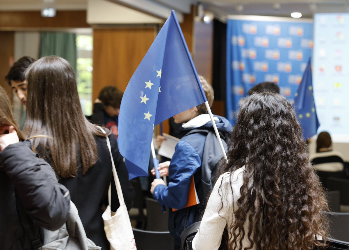 🇪🇺 En mai, célébrons l'Europe ! Des initiatives en partenariat avec la Maison de l’Europe sont organisées dans les collèges de Côte-d’Or. Le 17 mai, aura lieu la restitution des travaux des Ambassadeurs des 27 avec des collégiens de 3ème. 🗳️🤝 #Europe #ÉlectionsEuropéennes #CD21