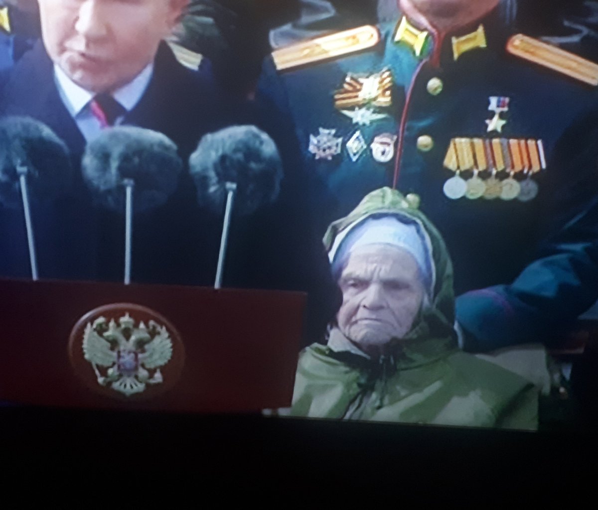 Gledam prenos Parade iz Moskve...
Pored Putina sjedi baba, ratni veteran....
Vid joj face...
Sad bi opet krenula jebat mater Švabama sa bajonetom u rukama! 👍😎