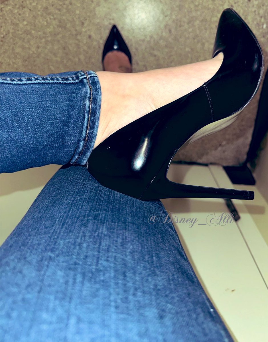 It’s a @SteveMadden night #shoes #shoefie #shoestagram #shoesoftheday #sotd #outfitoftheday #ootd #highheeledshoes #pumps #highheellife #highheellover #highheeladdict #shoelover #shoefreak #shoeporn #shoewhore #shoeaddict #shoeaholic #shoeaddiction #heelsporn #heels #showoff