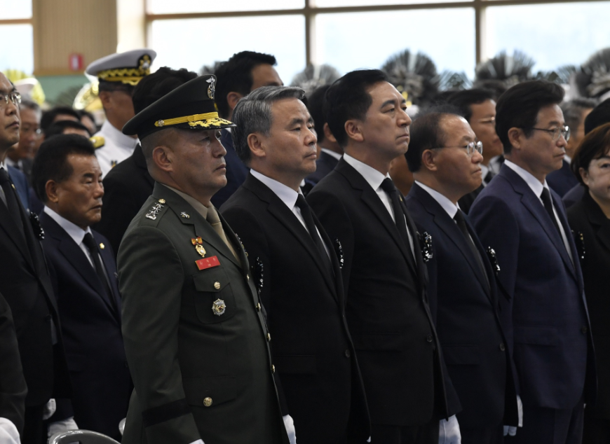 채수근 해병 특검하자고 무작정 선동질하는 이재명과 민주당 패거리들
채 해병 장례식에는 단 한놈도 참석하지 않았다
국민의 죽음을 오로지 정치적 선동 재료만 악용하는 이런 민주당놈들에게 표 찍어준 멍청한 국민들은 모두 접시물에 코박고 죽어라