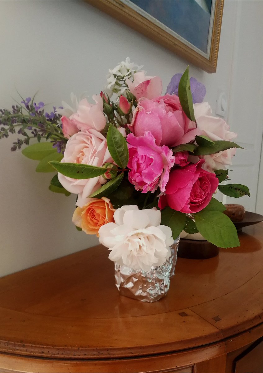 Bouquet de roses du jardin pour ma belle mère de 99 ans
#BrotherCadfael, #LineRenaud #MadameAlfredCarriere #MartineGuillot #Astronomia #BoraBora et iris, julienne nepeta feuilles d'oranger du Mexique dore