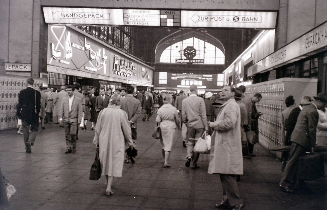 I am working on a book of photographs taken by me on the streets of Continental Europe in the 1950s and 1960s. This is Hamburg Hbf station concourse in 1960. #Hamburg