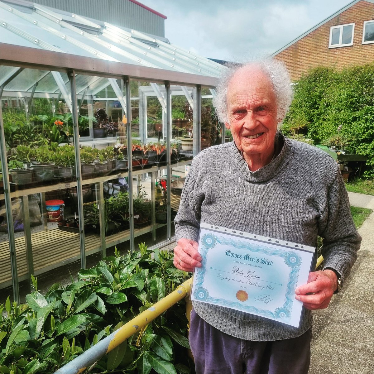 Congrats to Felix for joining the exclusive 'Shed Century Club' for having attended on, at least, 100 separate occasions 🎈 🙂

#meninsheds #mentalhealth #wellbeing #isleofwight #NationalLottery @TNLComFund @WestonFdn @Storeroom2010