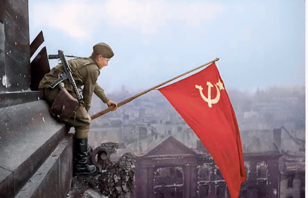Lenin’in  Proleter enternasyonalizm bayrağı, Berlin Semalarında dalgalanıyor.

Nazizim milyonlarca komünistin ve partizanın olağanüstü mücadelesiyle yerle bir edildi. 

9 Mayıs Sovyet halklarının Zafer günü kutlu olsun.