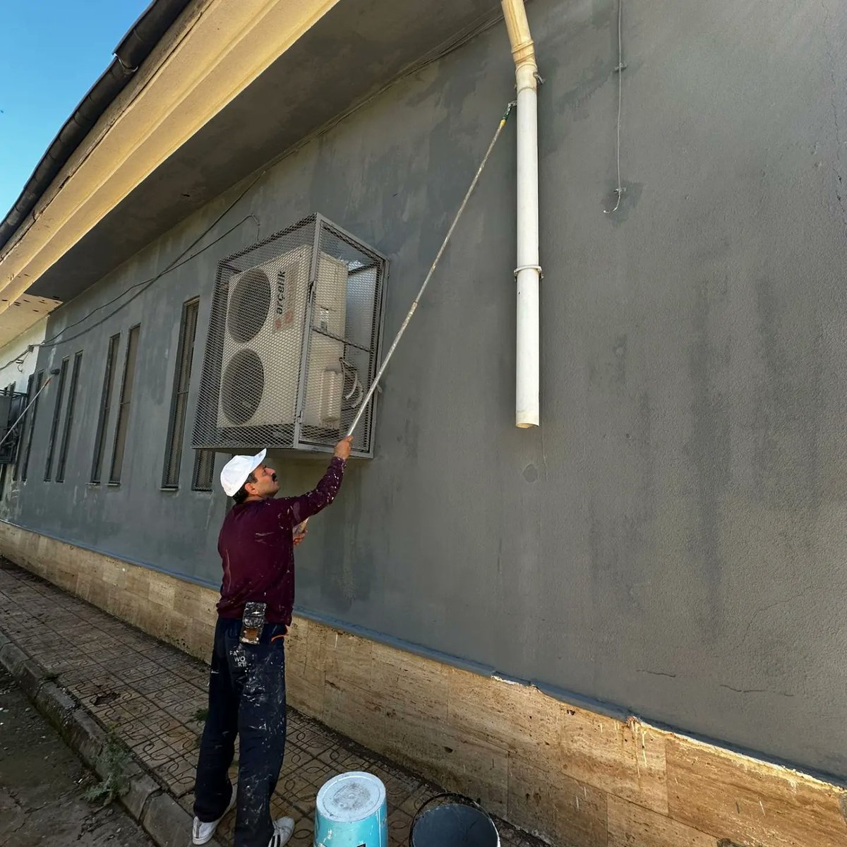 svrkmehmetcik's tweet photo. OKULUMUZDA BOYA VE YENİLENME CALIŞMALARI DEVAM EDİYOR
Okulumuzunun cephe duvarları boyanmaya başlandı. Okulumuzun güzelleşmesinde emeği geçen Halk Egitim Eğitim Müdürümüz'e ve çalışma arkadaşlarına teşekkür deriz. #siverekhalkeğitim #yenileme #çalışma #siverekmeb https://t.co/ebnciKHTXd
