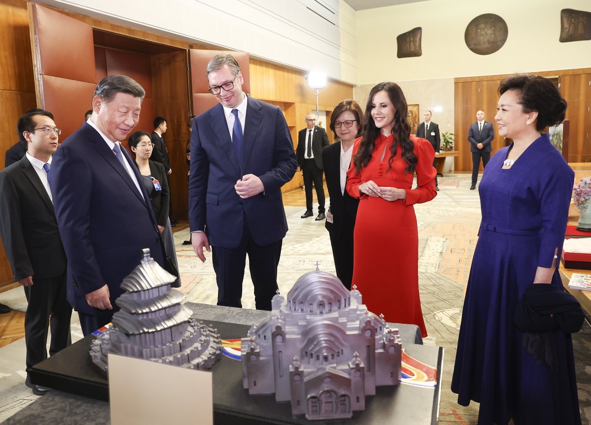 President Xi gifted President Vučić sculptures made of steel produced by the HBIS Smederevo steel plant.