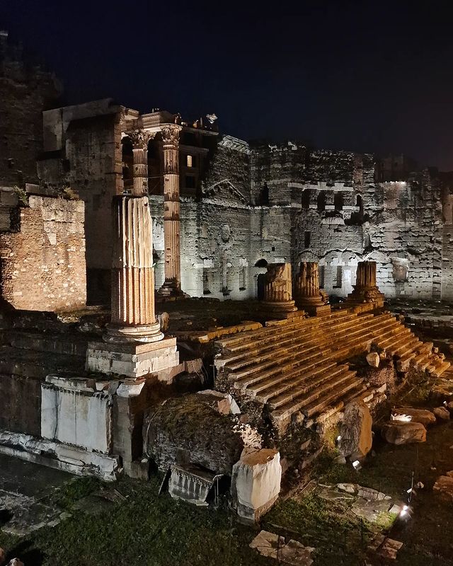 Passeggiando di notte lungo via dei Fori imperiali... Nella foto il Foro di Augusto. Strolling along the Via dei Fori Imperiali at night... The Forum of Augustus, in the pic. 📸 IG dandy_molle #VisitRome