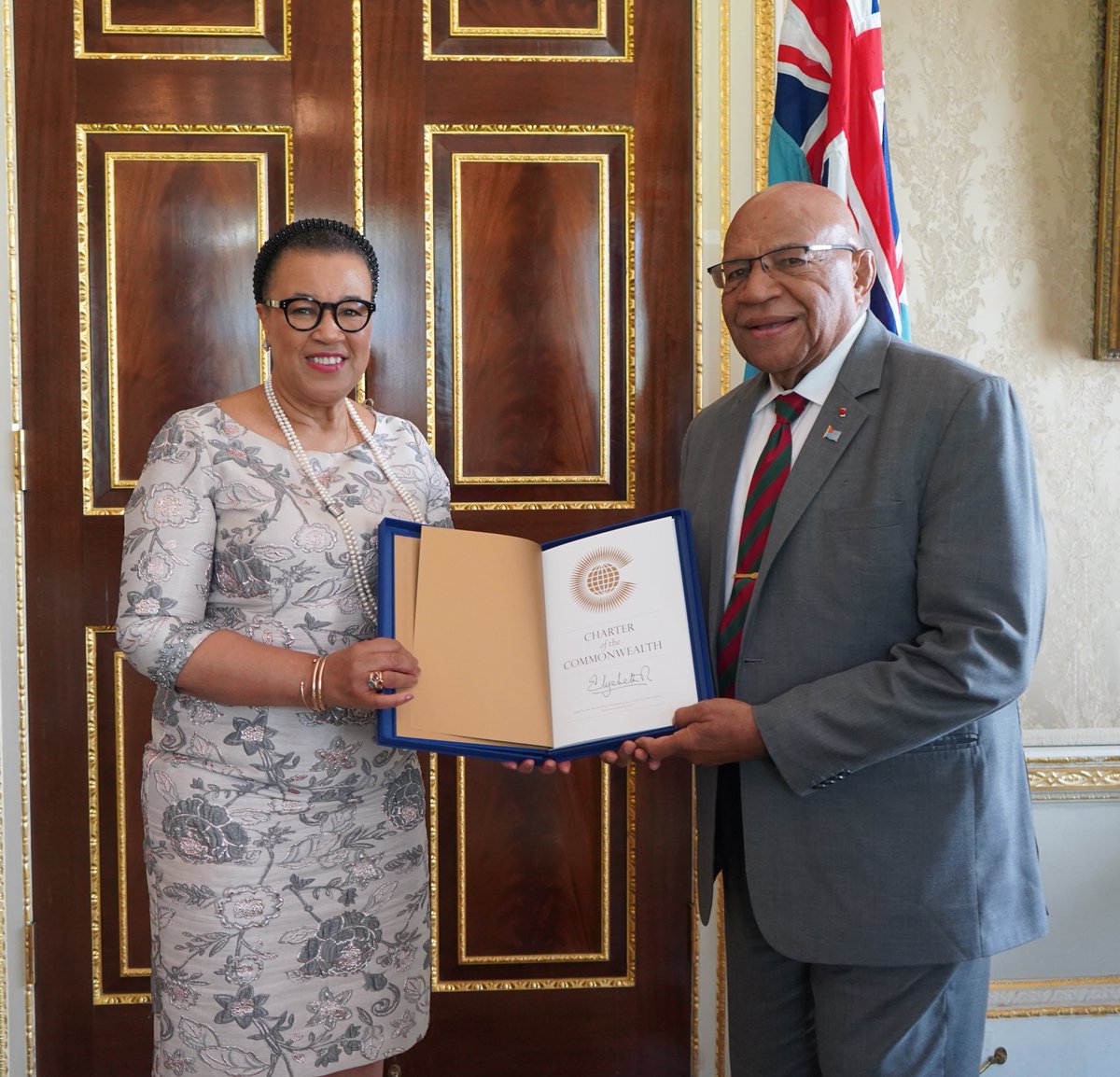 Honoured to receive the Prime Minister of Fiji, @RabukaSitiveni, at Marlborough House. We spoke about @CommonwealthSec support to small states, especially on climate change and #AI, and the upcoming #CHOGM2024 in Samoa. I also thanked him for #Fiji's leadership on ocean issues.