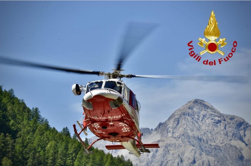 Drago 66 in fase di atterraggio. Alle spalle il monte Chaberton, spartiacque tra Val di Susa in Italia e valle di Briançon in Francia. Aguzzando la vista si intravedono sulla vetta i resti della “batteria dello Chaberton”, il forte più alto d’Europa #lidoveserve #vigilidelfuoco