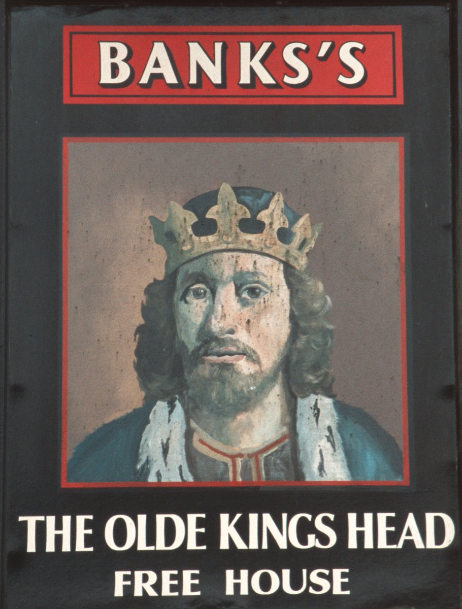 Pub Sign of the Week: Olde Kings Head, Gurnett, Cheshire. 

Reminding you of when pub signs were good. Love the simplicity here (despite the lack of apostrophe). A candid portrait of a troubled monarch but which one? Such a simple crown. Alfred? Athelstan?

 #PubSignThursday
